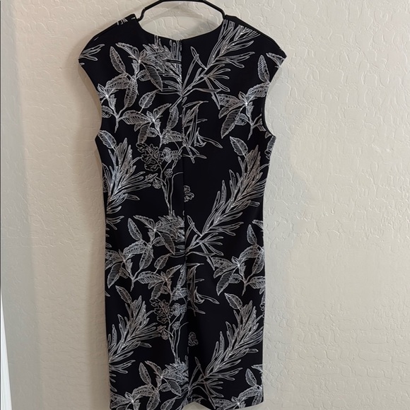 NWT Black Floral Cap Sleeve Midi Dress size medium - Picture 3 of 7